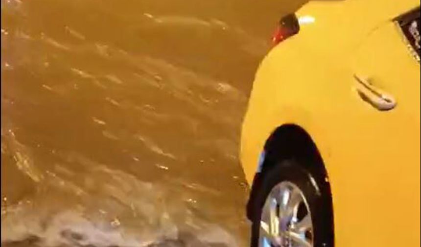 Adana'da sağanak yağış etkili oldu