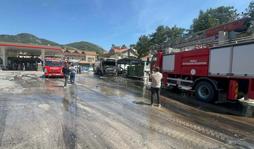 Akaryakıt istasyonunda mazot yüklü tanker alev topuna dönüştü