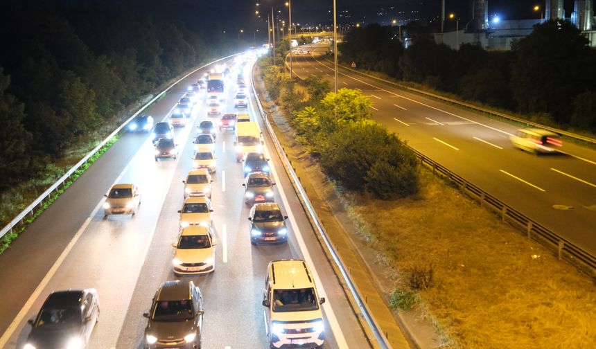 Anadolu Otoyolu'nda trafik durdu