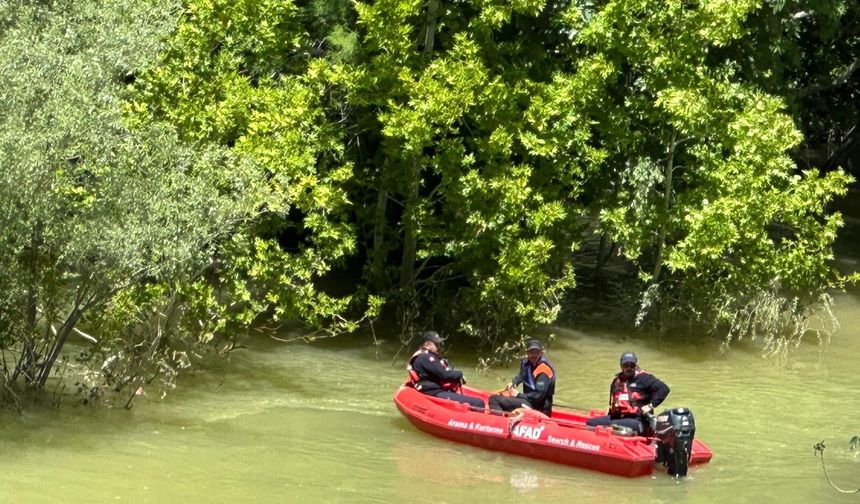 Balık tutarken nehre düşen kişi aranıyor