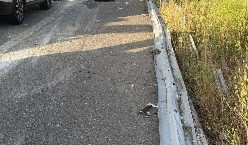 Balıkesir'de yolcu otobüsü refüje çarparak devrildi