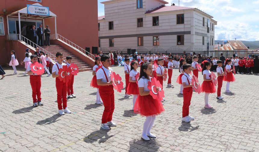 Bingöl'de öğrenciler, ertelenen 23 Nisan'ı gösterilerle kutladı