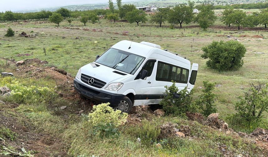 Doğanşehir'de minibüs şarampole devrildi