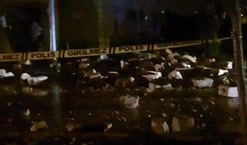 Elazığ'da camiye yıldırım düşünce minare yıkıldı