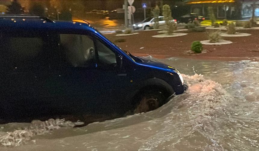 Kayseri'de Sağanak Yolları Göle Çevirdi