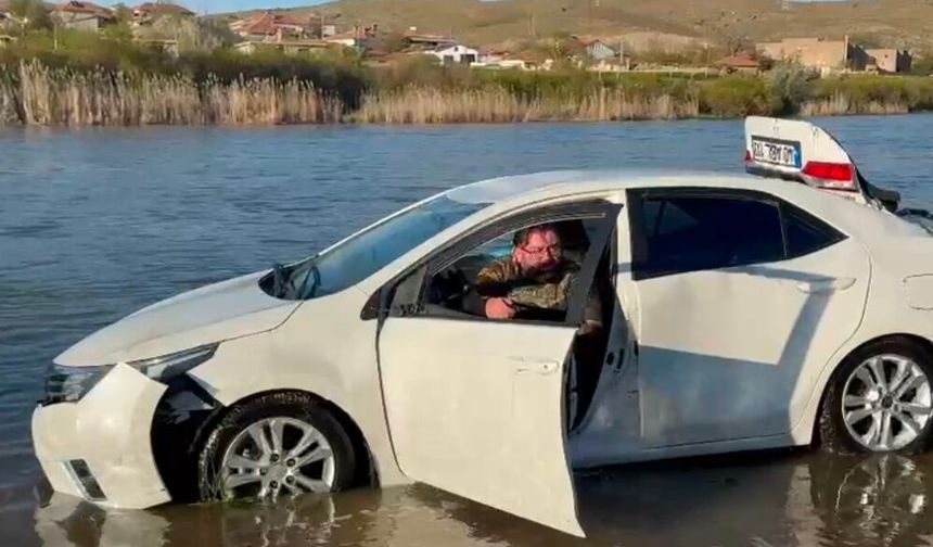 Kırşehir'de otomobil nehre uçtu, sürücü kendi imkanlarıyla kurtuldu