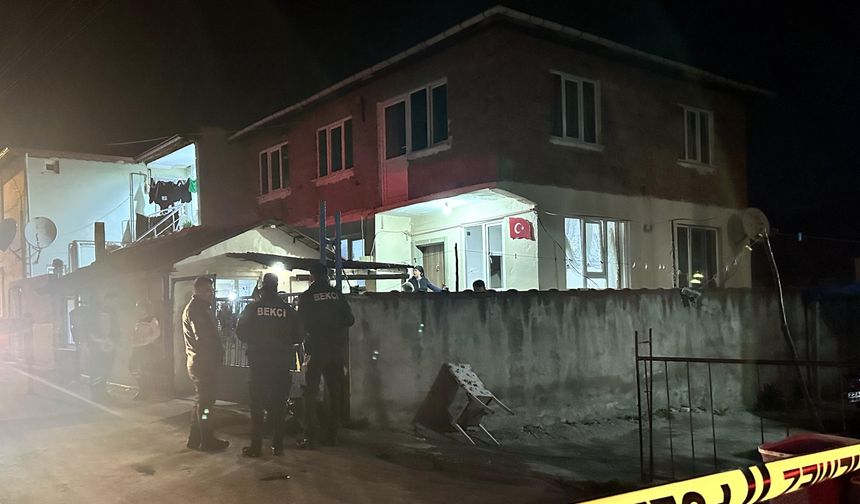 Müstakil evin girişindeki beton zemin çöktü