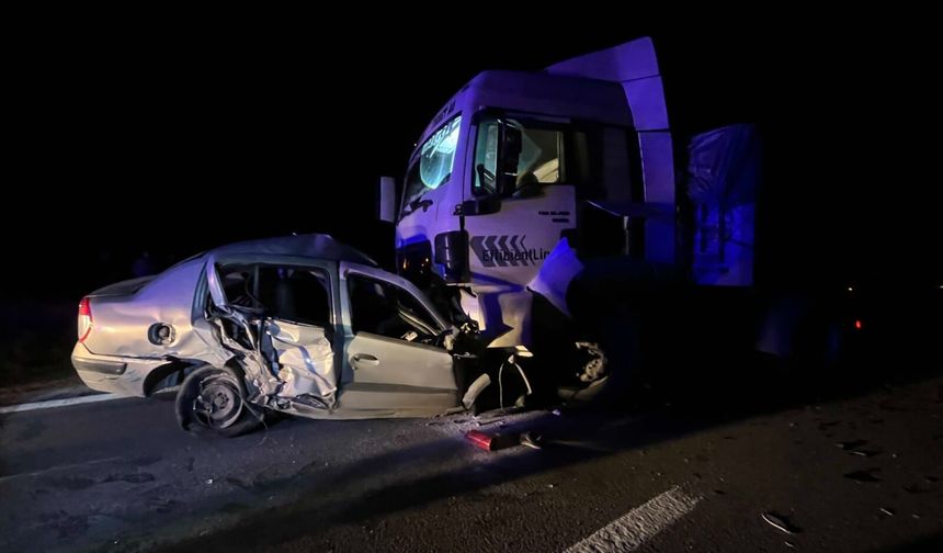 Niğde'de TIR ile çarpışan otomobildeki çift öldü