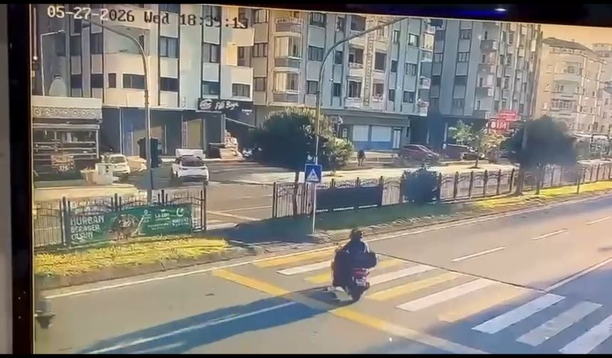 Otomobil yaya geçidinde bulunan motosiklete çarptı