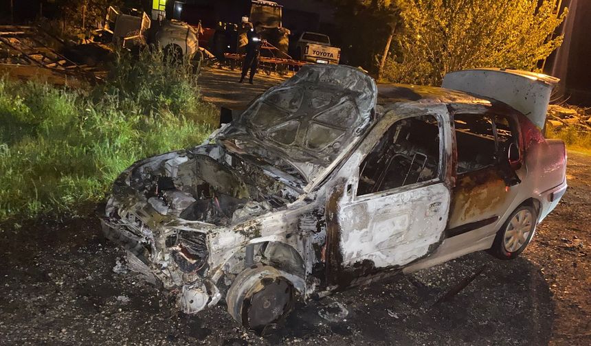 Seyir halindeyken yanan  otomobilin sürücüsü kaçtı