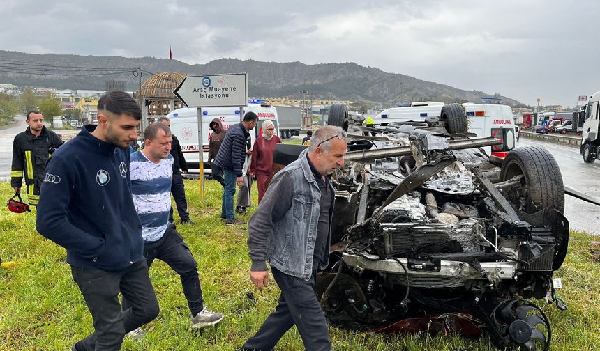 Sinyalizasyon direğine çarptı: 1'i çocuk 4 yaralı