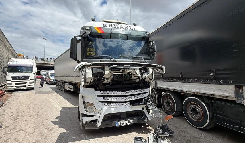 TIR ve duvar arasına sıkışan şoför hafif yaralandı