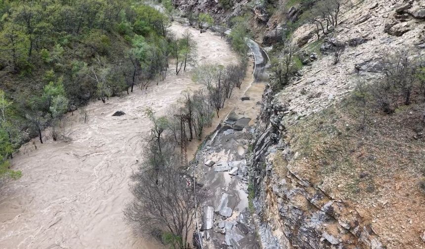 Tunceli’de sağanak felaketi: Munzur Çayı taştı, kara yolu ulaşıma kapandı