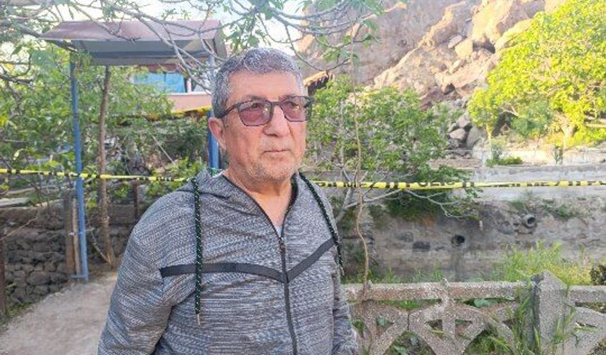 Yamaçtan düşen kaya parçaları düştüğü evi kullanılamaz hale getirdi