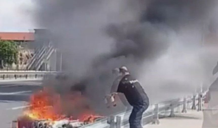 Zeytinburnu'nda seyir halindeki motosiklet alev topuna dönüştü