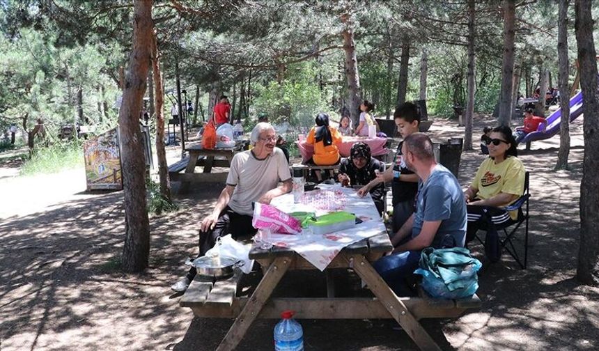 Yozgat’ta bayramda doğayla buluşma: Parklar ziyaretçi akınına uğradı
