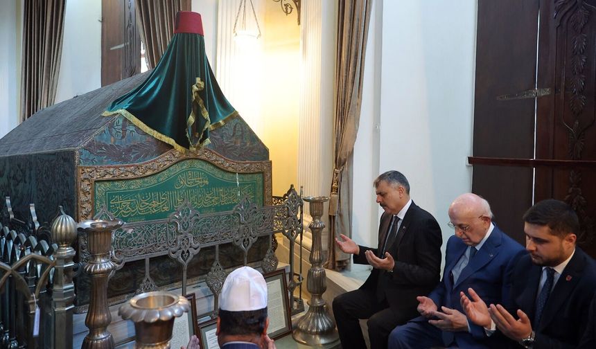 Bakan Çiftçi II. Abdülhamit'in türbesini ziyaret etti