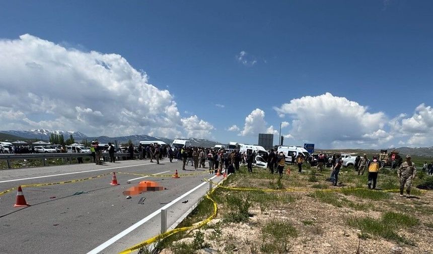 Van'da hafif ticari araç kazası: 4 kişi hayatını kaybetti