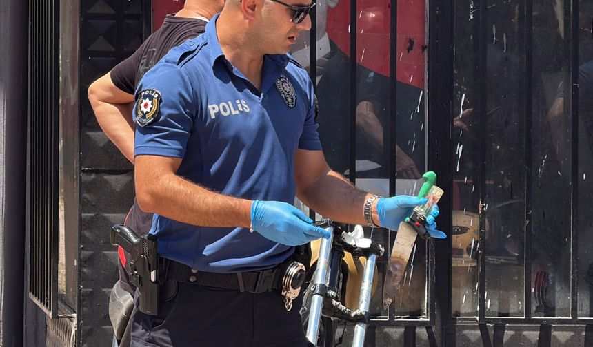 Antalya'da kendisini iş yerine kilitledi