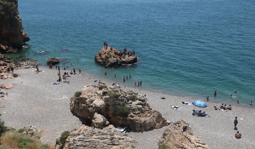 Antalya'da vatandaşlar sahile akın etti