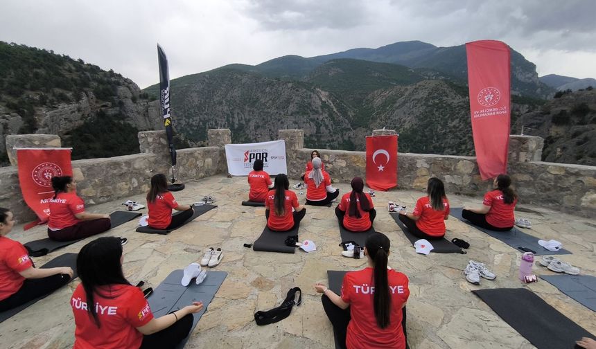 Artvin Cehennem Deresi Kanyonu'nda yoga yaptılar