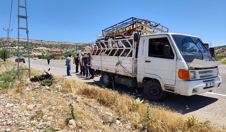 Besni'de kamyonet ve motosiklet çarpıştı