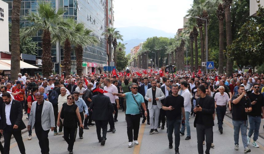 "Bir bankın üzerindeyiz ama milletin gönlündeyiz"