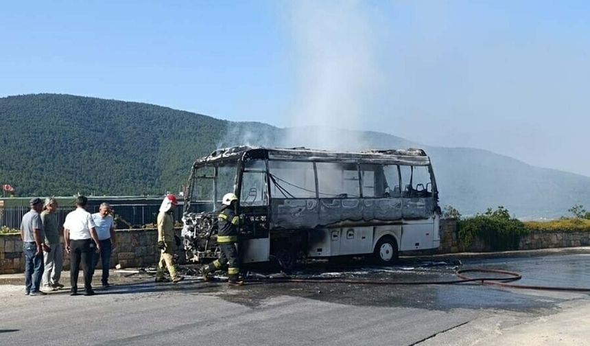 Bodrum-Milas yolunda minibüs alevlere teslim oldu
