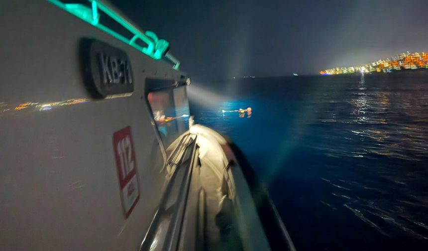Bodrum'da arızalanan teknedeki 19 kaçak göçmen kurtarıldı