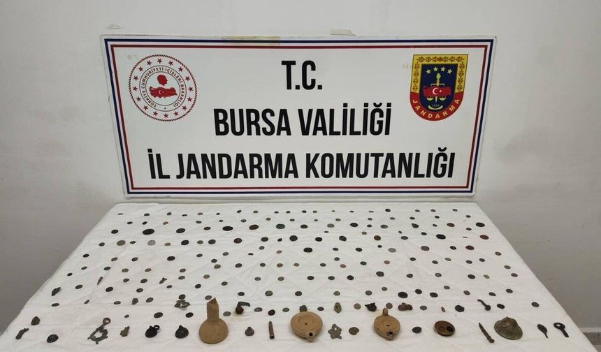 Bursa'da Aranan Araçta 202 Sikke ve Obje Ele Geçirildi