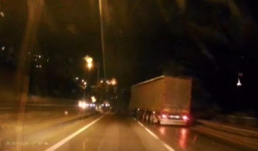 Bursa'da TIR, yolu kapattı