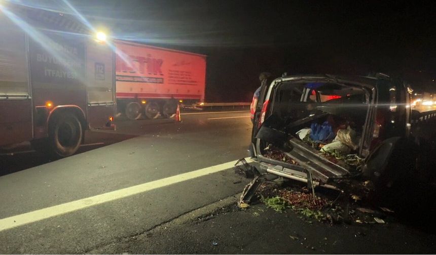 Düzce'de hafif ticari araç, bariyere saplandı: 1 ölü, 3 ağır yaralı