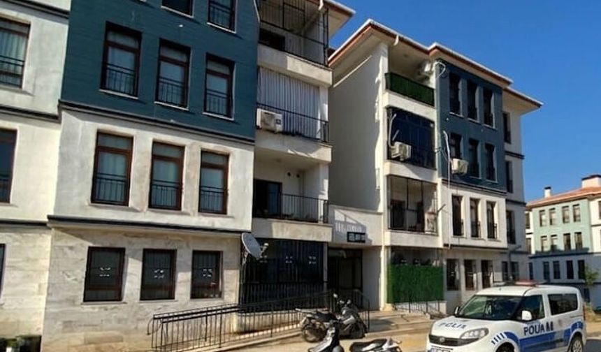 Evinde başından vurulmuş halde bulundu