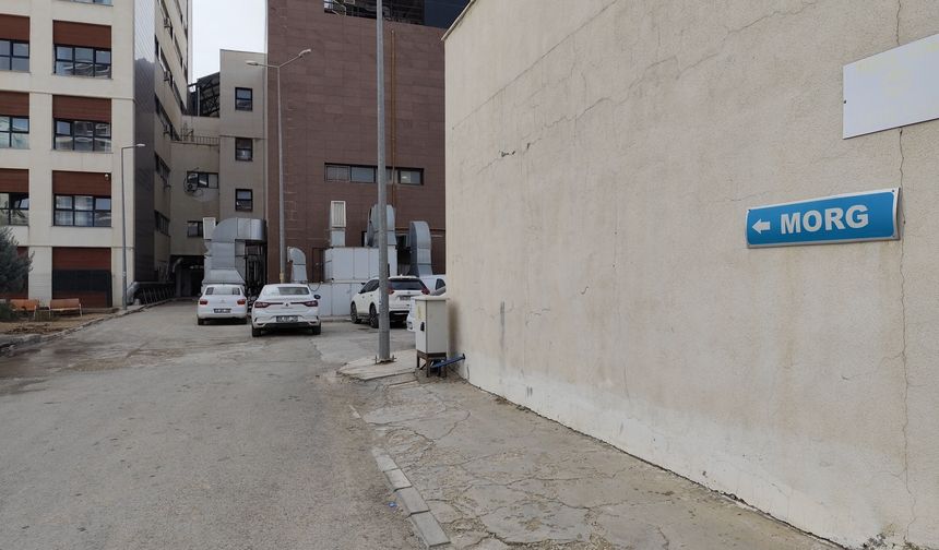 Evinin balkonundayken göğsünden vuruldu