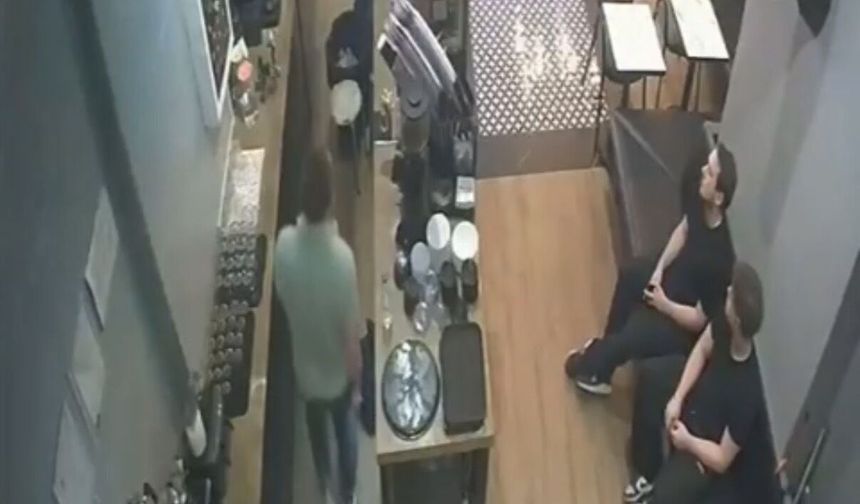Kadıköy'de kafe çalışanına saldırdı