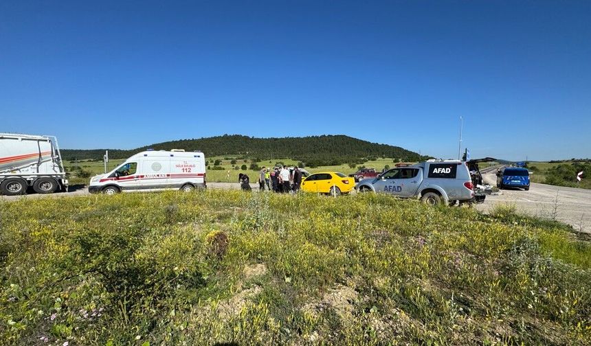 Karabük'te hafif ticari araç ile taksi çarpıştı: 4 yaralı