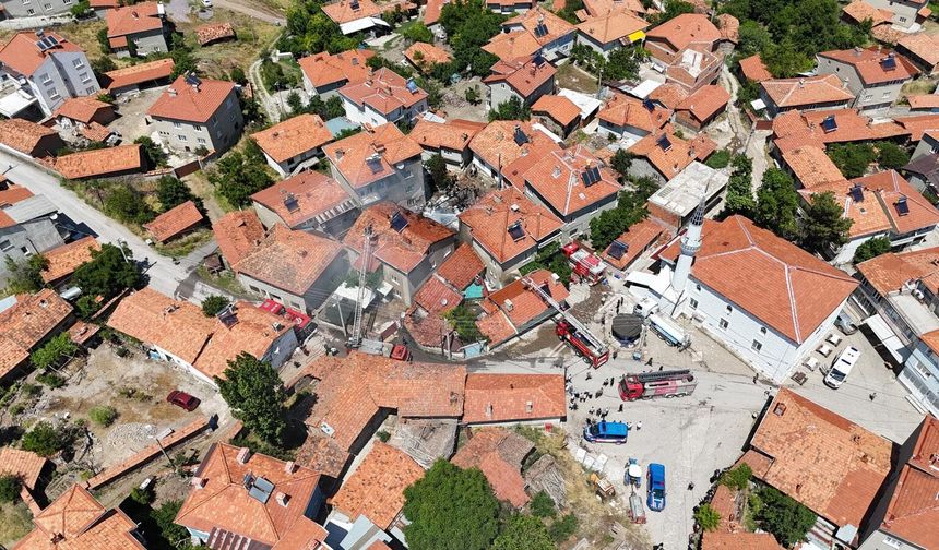 Kütahya'da bahçede başlayan yangın, 3 eve ve 2 araca sıçradı