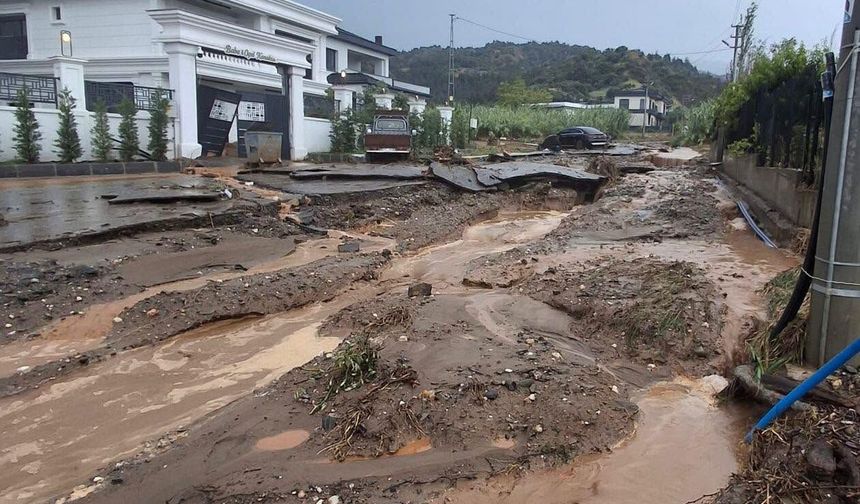 Manisa'da sağanak hayatı felç etti