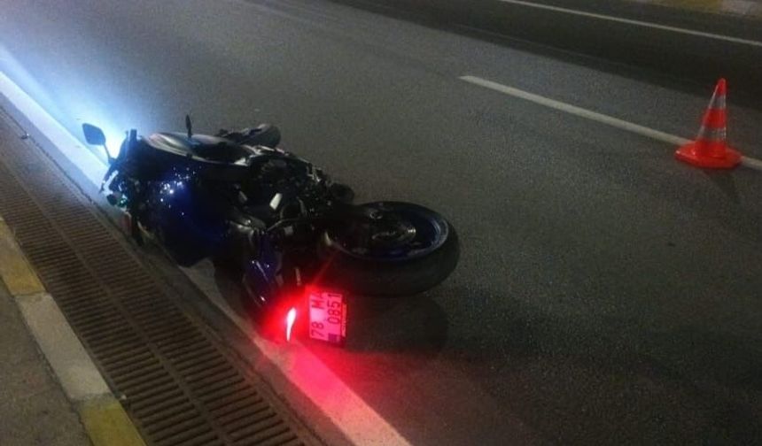Motosiklet aydınlatma direğine çarptı