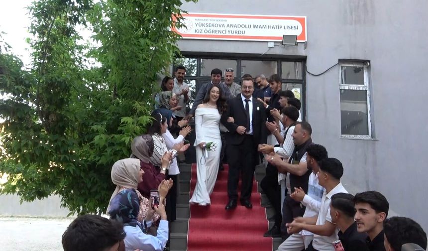 Öğretmen Çift Okul Bahçesinde Evlendi