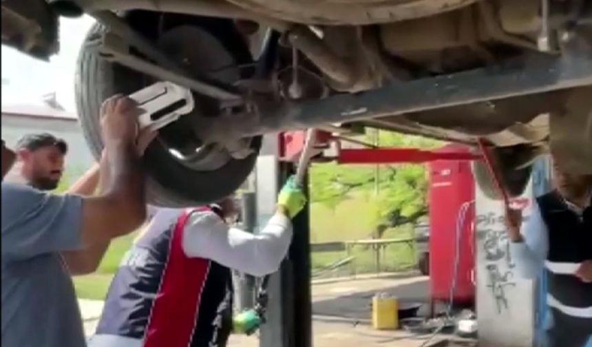 Otomobilin motor bölümünde bulunan yılan çıkarıldı