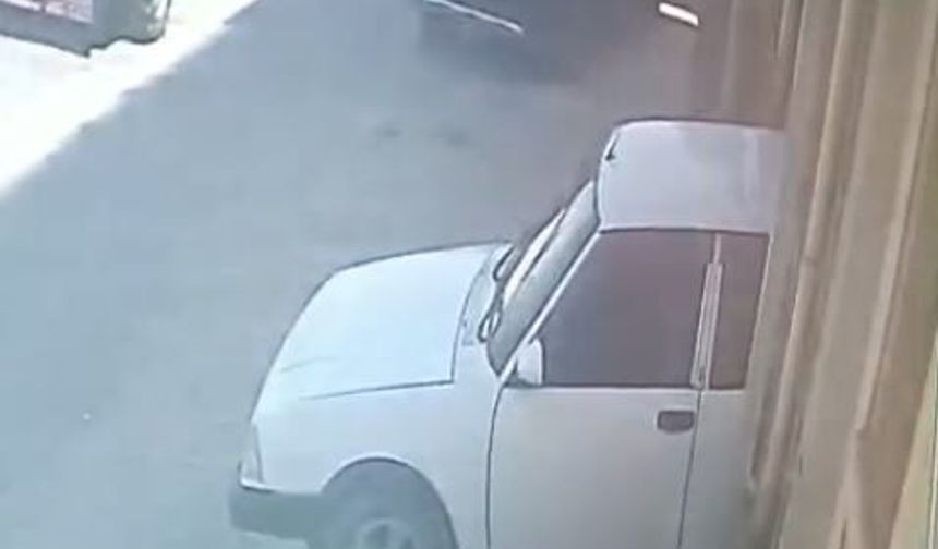 Tamir ettiği otomobilin altında kaldı