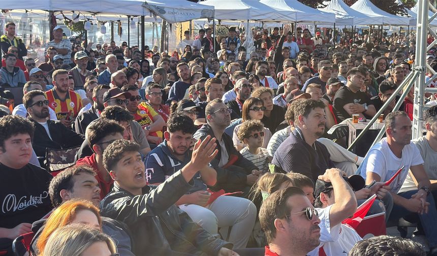 Yalova'da Dev Ekranla Milli Maç Heyecanı