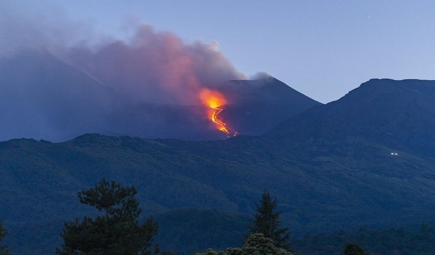 İtalya'da Etna Yanardağı tekrardan kül ve lav püskürttü