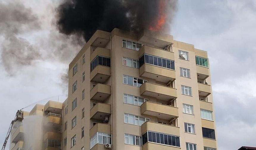 15 katlı binanın çatısı alev aldı