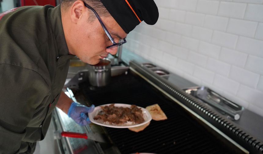Antalya sıcağında döner ustalarının zorlu mücadelesi