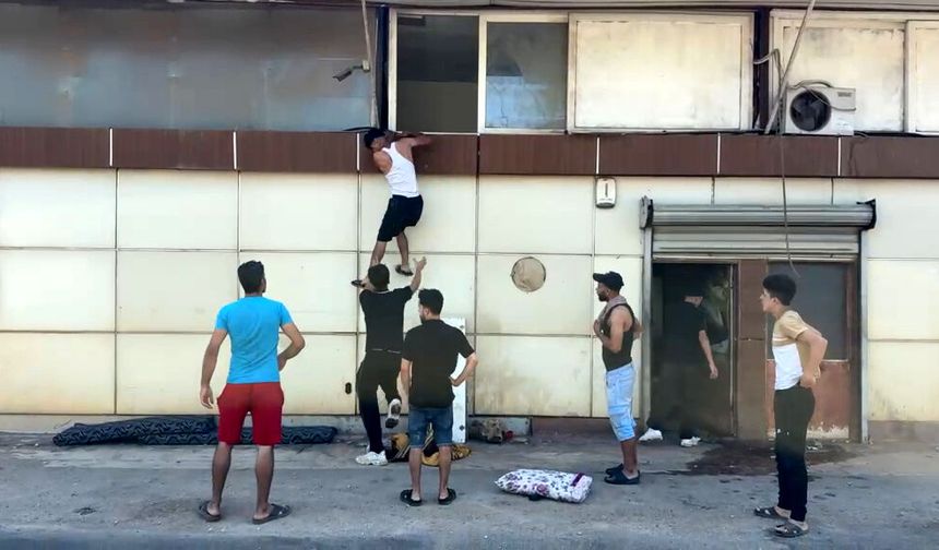 Antalya'da yan yana 4 depoda yangın çıktı