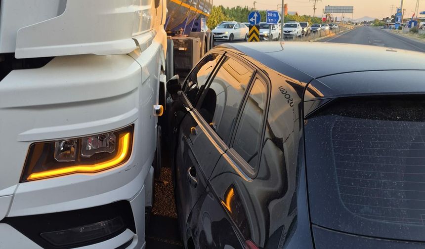 Ayvalık'ta otomobil ve tanker çarpıştı