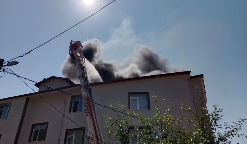 Bolu'da apartmanın çatısını alevler sardı!