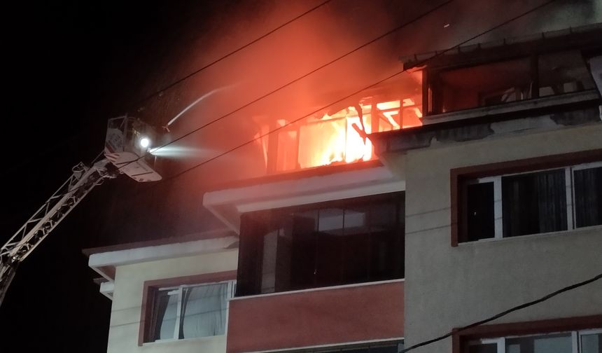 Bolu'da bir apartmanın çatı katını alevler sardı!